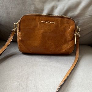 Michael Kors 3 pocket crossbody in camel